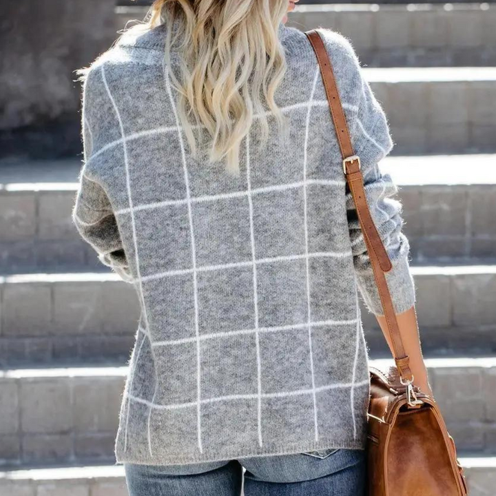 Grijze geruite trui dames, casual stijl, herfstmode, rugaanzicht, gecombineerd met bruine leren tas en spijkerbroek, trendy kleding.
