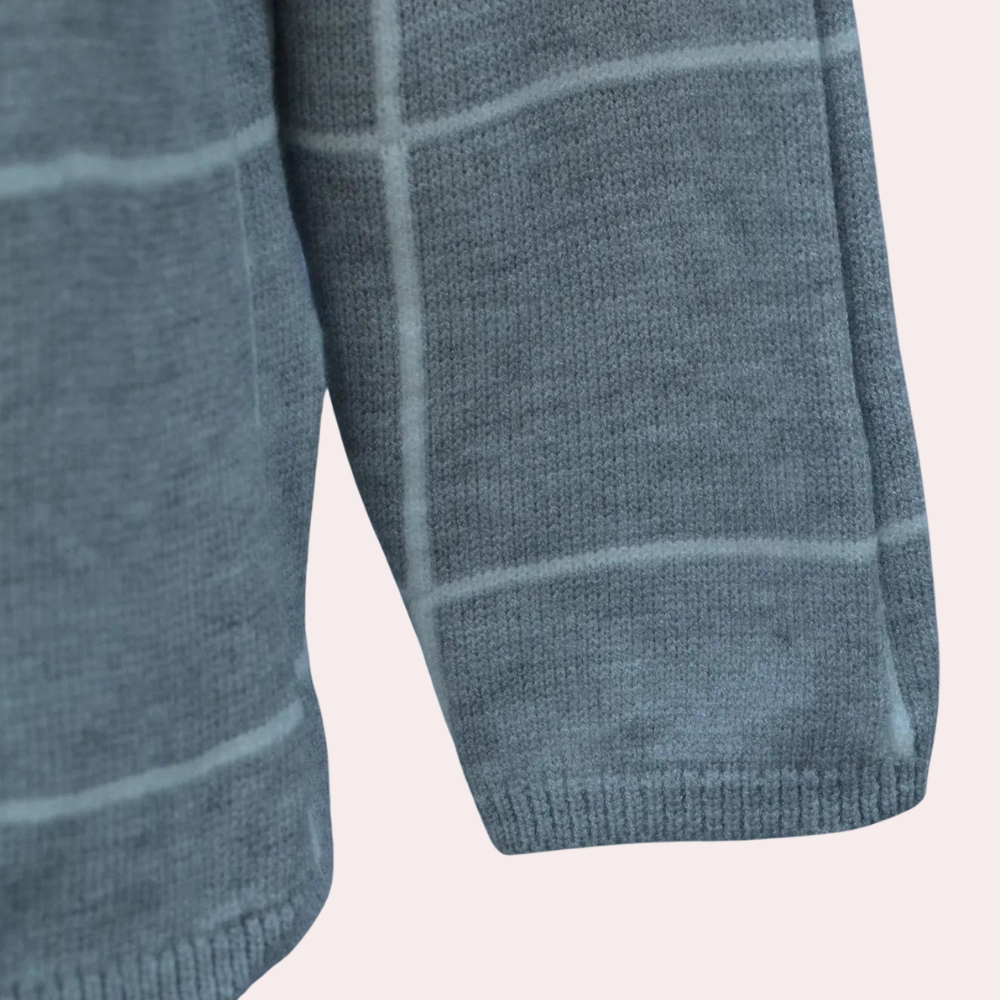 Grijze trui met ruitpatroon, zachte stof, lange mouw, casual kleding, modetrend, comfortabele herenkleding, stijlvolle wintertrui.