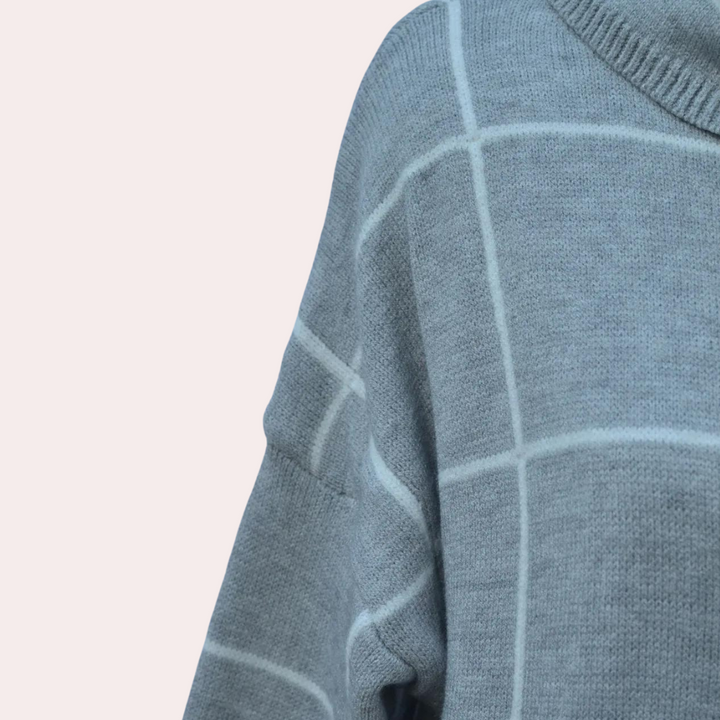 Grijze trui met ruitpatroon, zachte stof, modieuze dameskleding, comfortabele pasvorm, trendy design, ideaal voor herfst- en winterseizoenen.