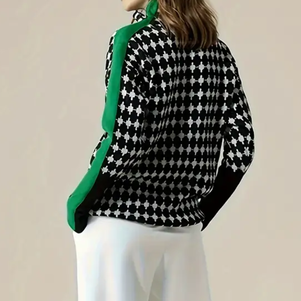 Damestrui met zwart-wit ruitpatroon en groene accenten, gedragen door model. Modieuze kleding, herfstcollectie, stijlvolle damesmode.