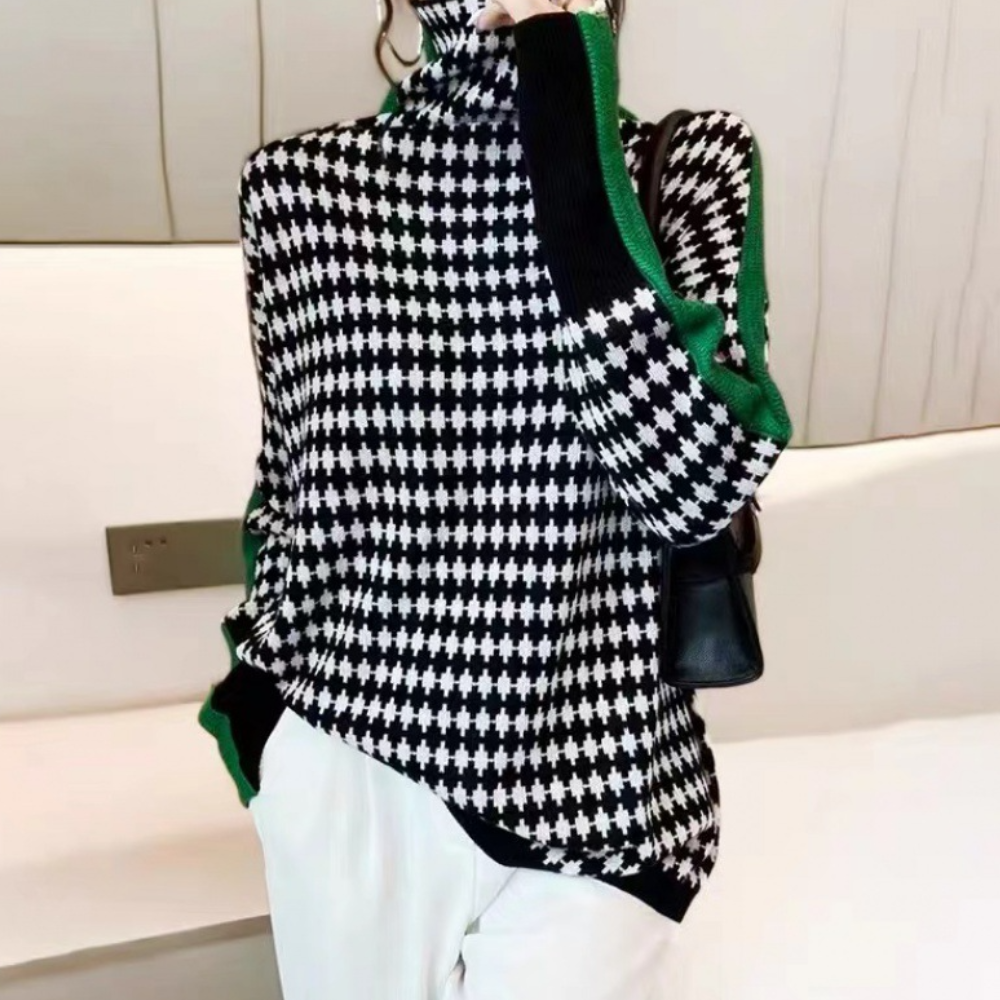 Damestrui met zwart-wit ruitpatroon en groene accenten, coltrui, lange mouwen, modieuze winterkleding, comfortabele pasvorm.