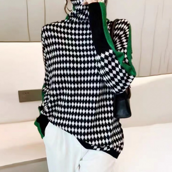 Damestrui met zwart-wit ruitpatroon en groene accenten, coltrui, lange mouwen, modieuze winterkleding, comfortabele pasvorm.