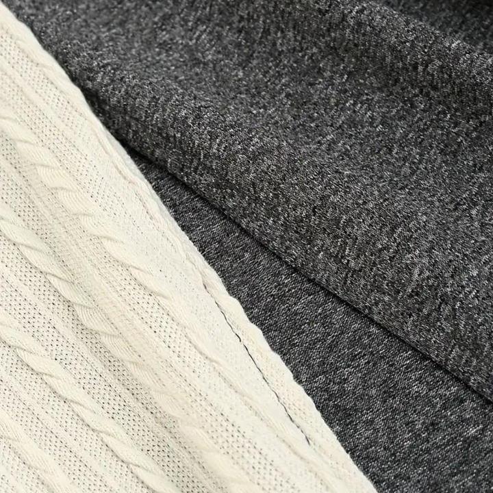 Grijze en crèmekleurige gebreide stoffen, close-up textuur, Seraphine design, zachte en warme materialen, ideaal voor herfst- en wintermode.