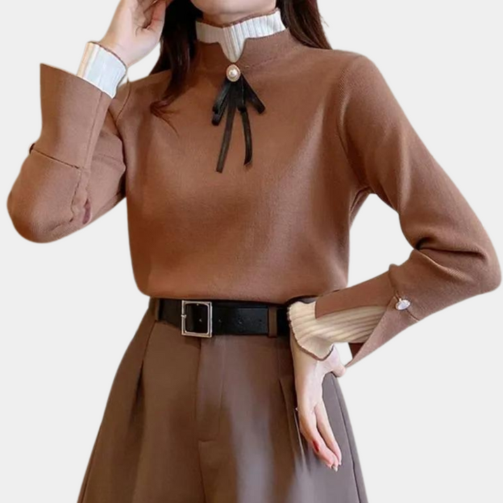 Damestrui donkerbruin met strik en parel, lange mouwen, stijlvolle herfstmode, elegante kleding, geschikt voor casual en zakelijke outfits.