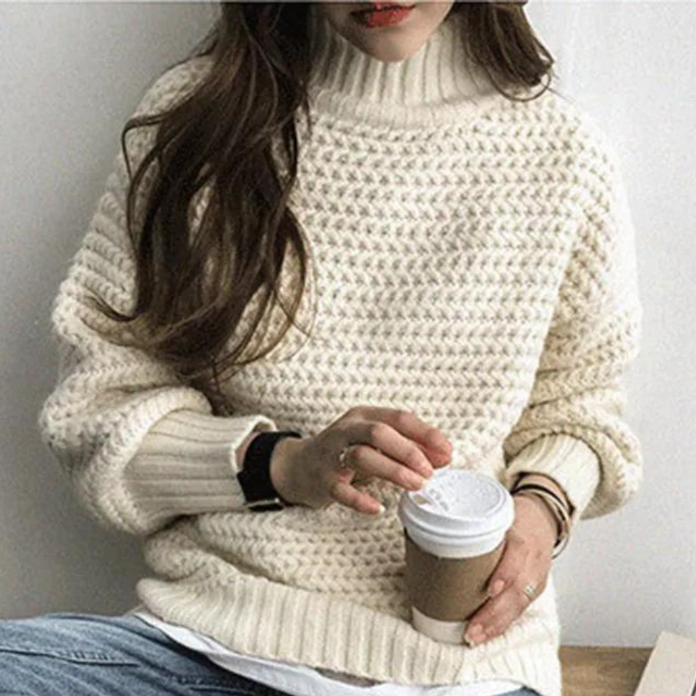 Vrouw in gebreide witte trui met koffiebeker, casual wintermode, comfortabele dameskleding, trendy gebreide kledingstijl.
