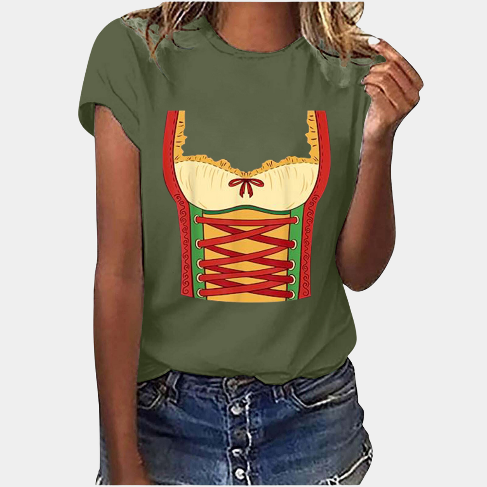 Vrouw draagt donkergroen T-shirt met kleurrijke, traditionele korsetprint en korte mouwen. Casual mode, trendy dameskleding, zomerstijl.