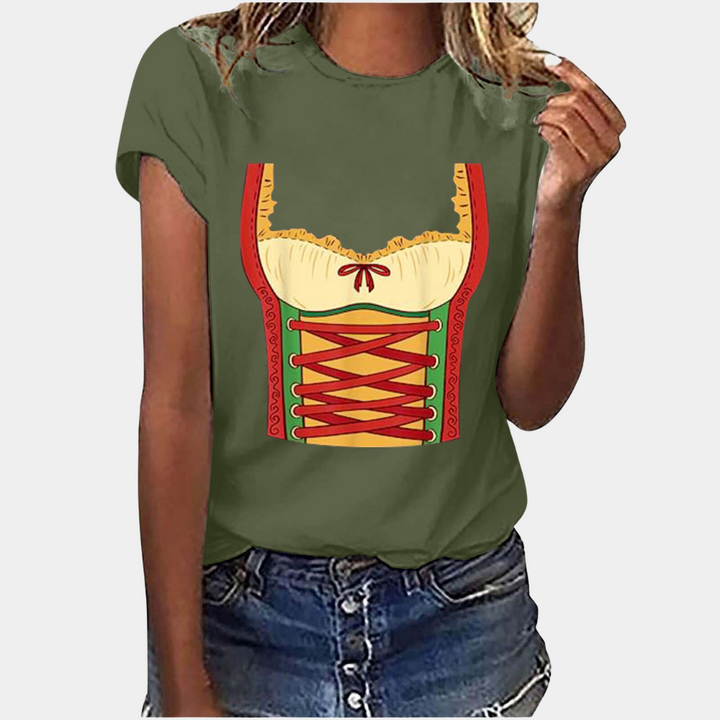 Vrouw draagt donkergroen T-shirt met kleurrijke, traditionele korsetprint en korte mouwen. Casual mode, trendy dameskleding, zomerstijl.