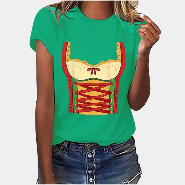 Groene T-shirt met korsetprint, casual damesmode, korte mouwen, denim short, trendy outfit, zomerstijl, comfortabele pasvorm.