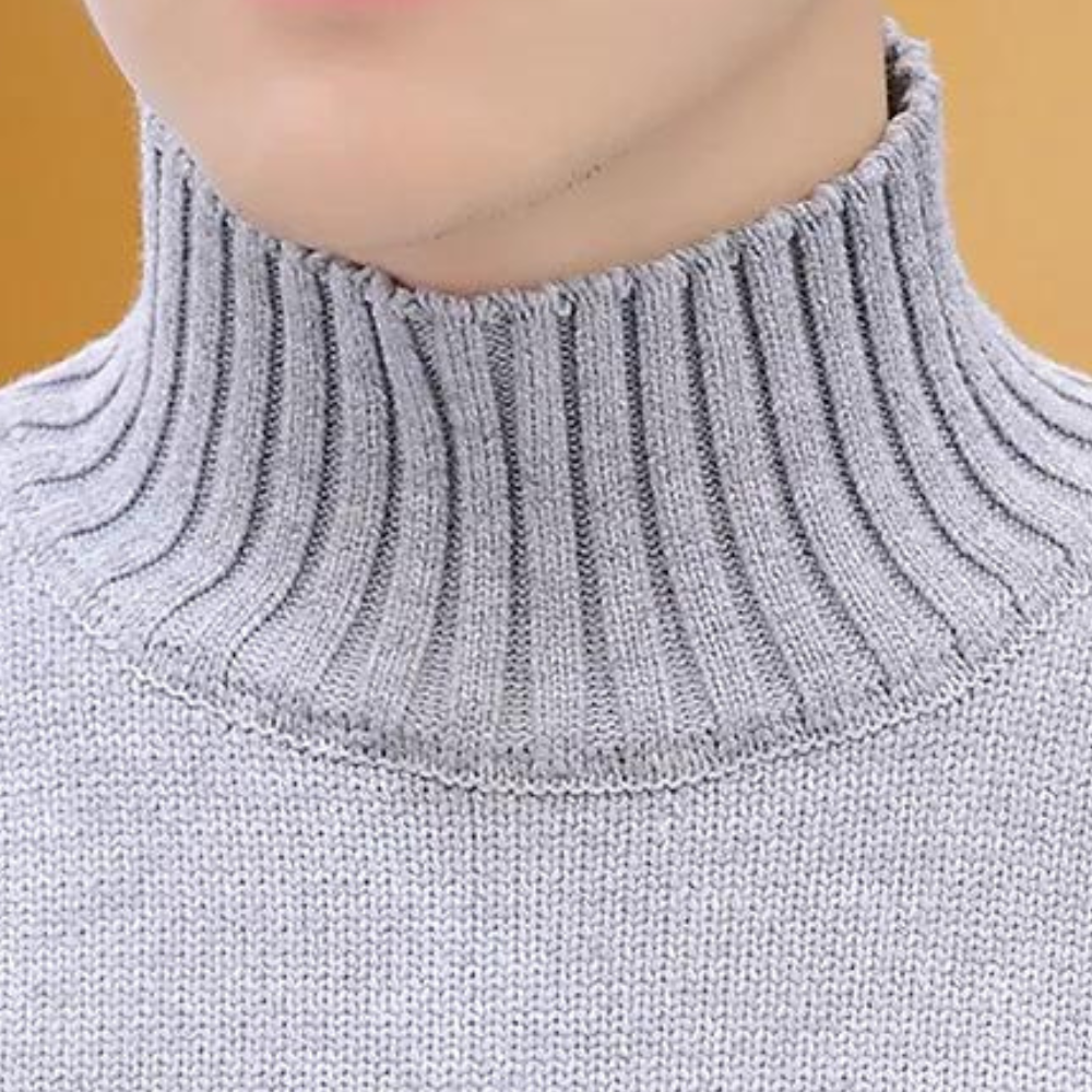 Grijze geribbelde coltrui voor heren, close-up. Stijlvolle wintermode, comfortabele pasvorm, trendy gebreide stof. Perfect voor casual en formele gelegenheden.