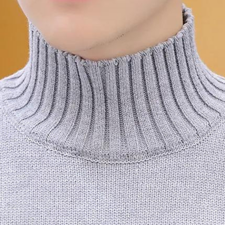 Grijze geribbelde coltrui voor heren, close-up. Stijlvolle wintermode, comfortabele pasvorm, trendy gebreide stof. Perfect voor casual en formele gelegenheden.