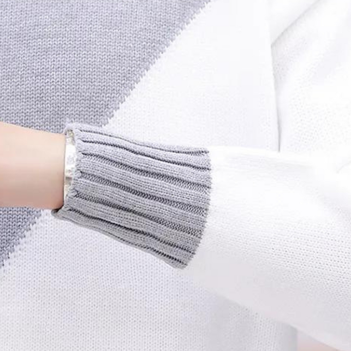 Grijze en witte gebreide trui met geometrisch patroon, lange mouwen en geribbelde manchetten. Stijlvolle damesmode, comfortabele winterkleding.