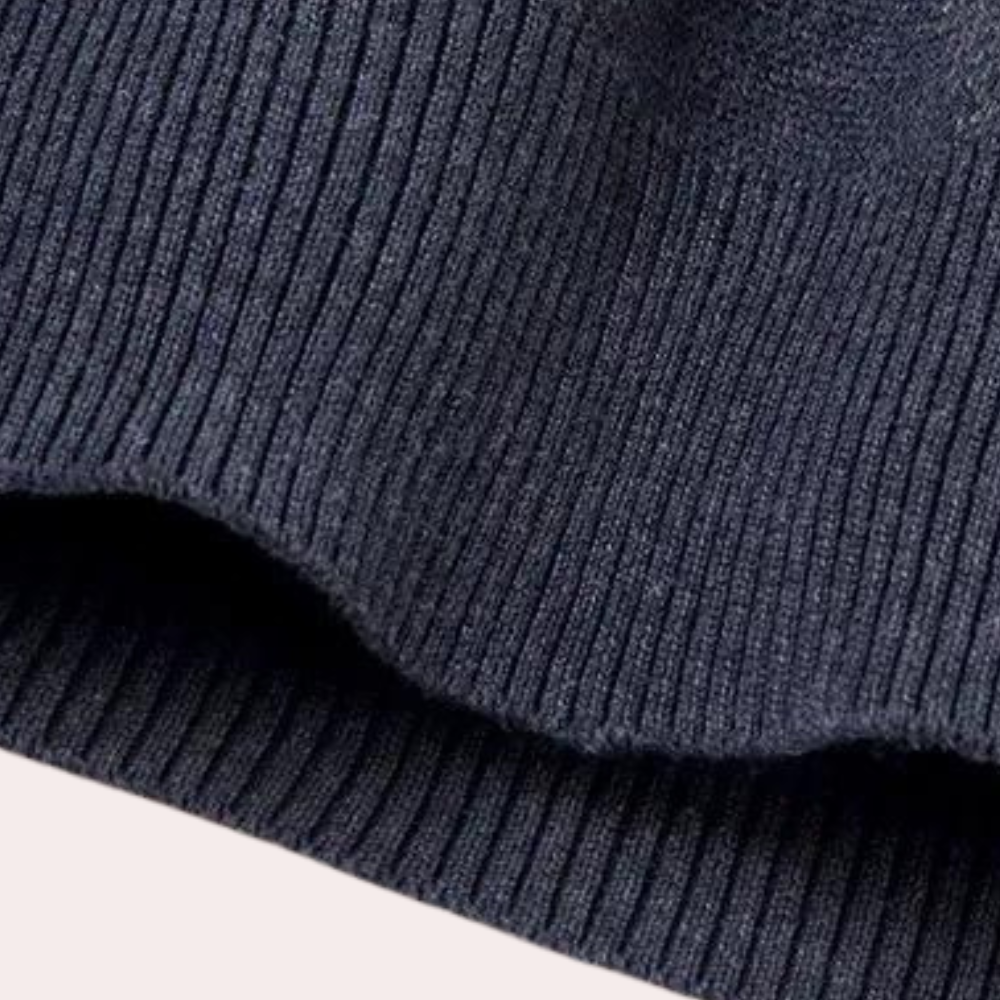 Donkerblauwe gebreide trui detail, ribbelpatroon, hoogwaardige wol, comfortabele en stijlvolle herenkleding, wintermode essentials.