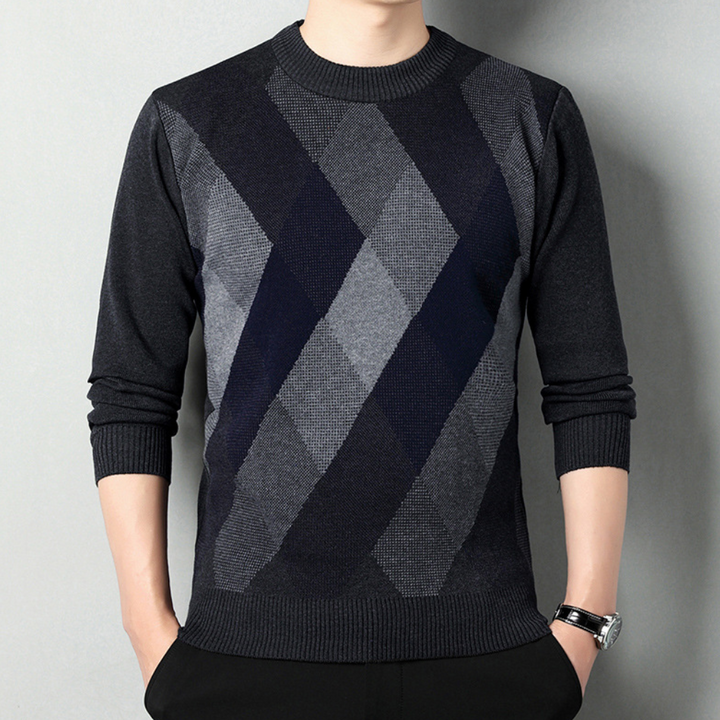 Donkerblauwe herentrui met ruitpatroon, lange mouwen en ronde hals. Stijlvolle casual outfit, perfect voor herfst- en wintermode.