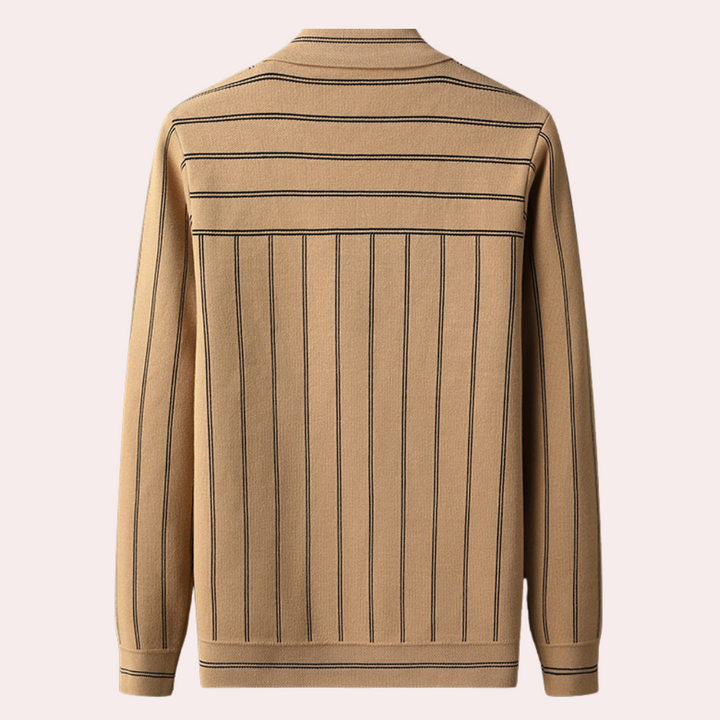 Beige gestreepte trui, herenmode, achteraanzicht. Stijlvolle casual kleding, lange mouwen, hoogwaardige stof, trendy design.