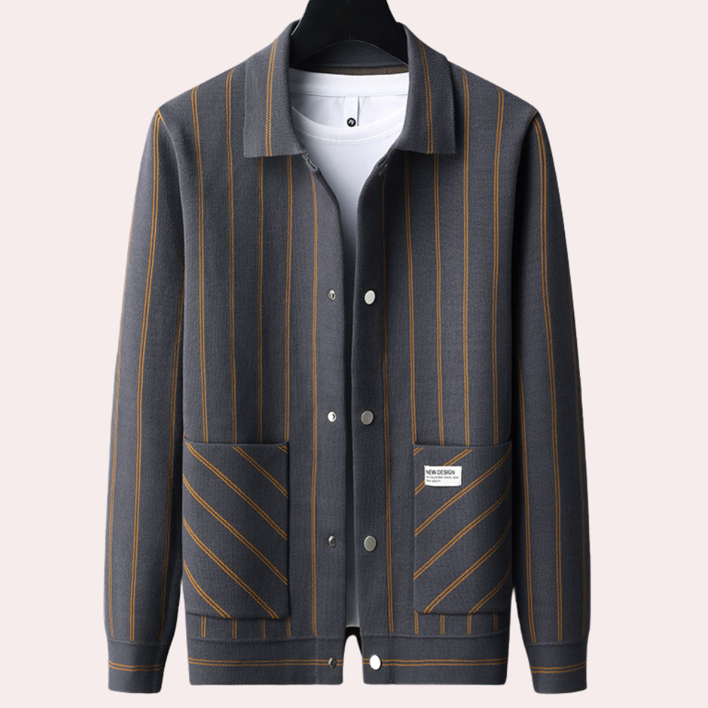 Grijze gestreepte herenjas met bruine strepen, knoopsluiting en zakken, hangend aan een hanger. Stijlvolle herenkleding, moderne jas.