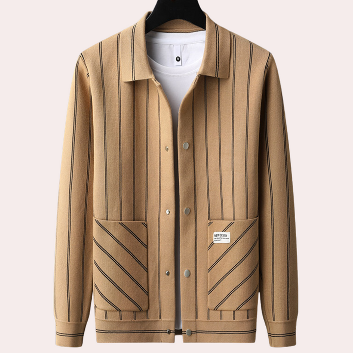 Khaki gestreept herenjack met knopen, lange mouwen en twee voorzakken. Stijlvol en modern ontwerp, ideaal voor casual en formele gelegenheden.