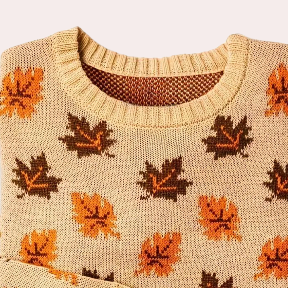 Beige trui met herfstbladeren patroon, gebreid design, ronde hals. Perfect voor herfstmode, warme kleding, stijlvolle herfstoutfit.
