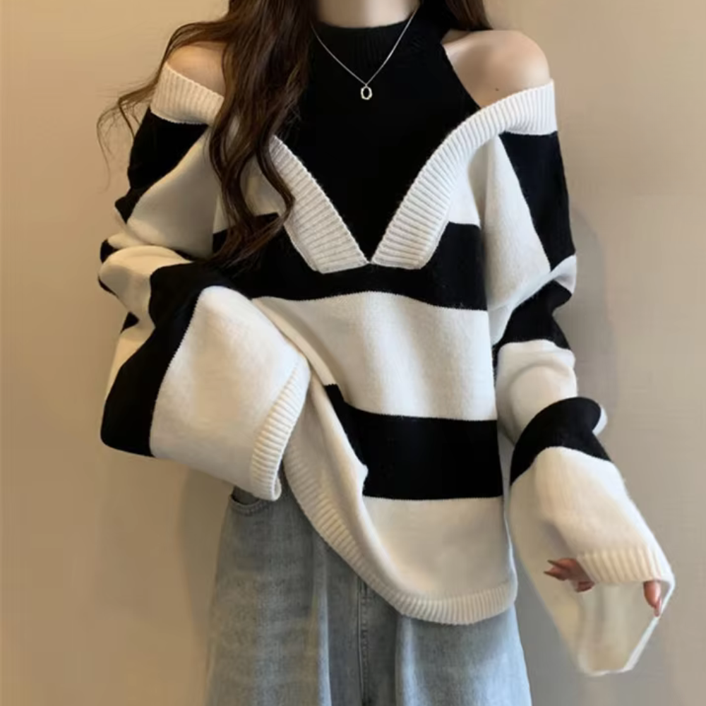 Zwart-witte gestreepte trui, off-shoulder ontwerp, gedragen door model met lange mouwen en casual jeans. Modieuze dameskleding, herfststijl.