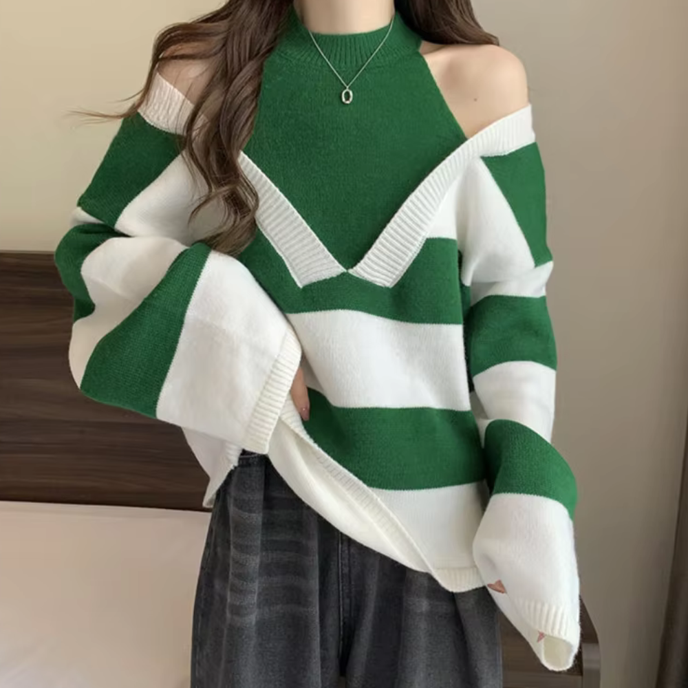 Groen-witte gestreepte trui met schouderuitsnijding, gedragen door een model. Trendy damesmode, casual stijl, herfst-winter kleding.