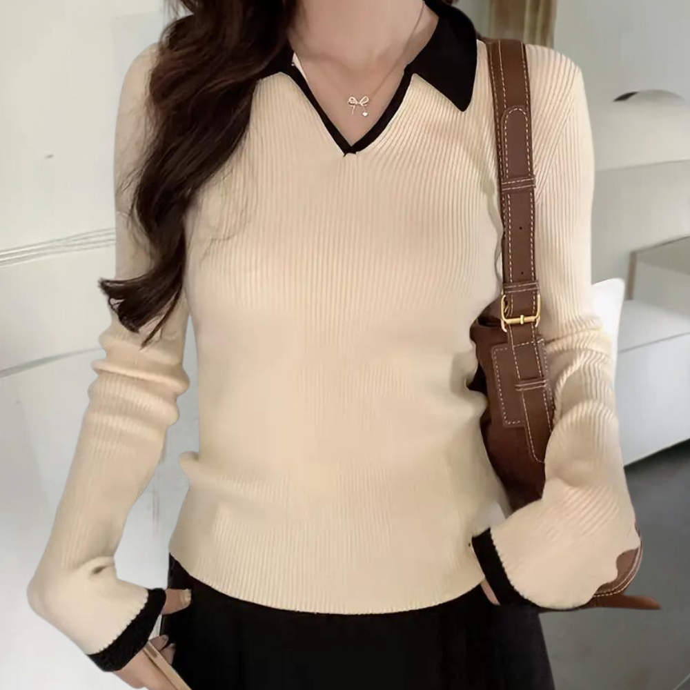 Vrouw in beige trui met zwarte kraag en bruine schoudertas, stijlvolle herfstmode, casual chique outfit, trendy dameskleding.