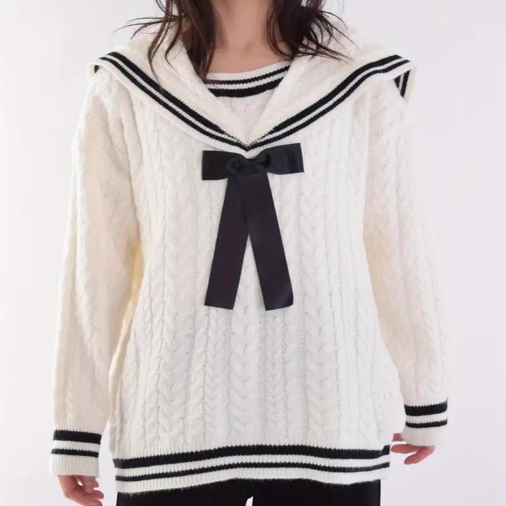 Witte kabeltrui met zwarte strik en maritieme details, damesmode, herfst-winter kleding, stijlvolle en warme gebreide trui, casual chic outfit.