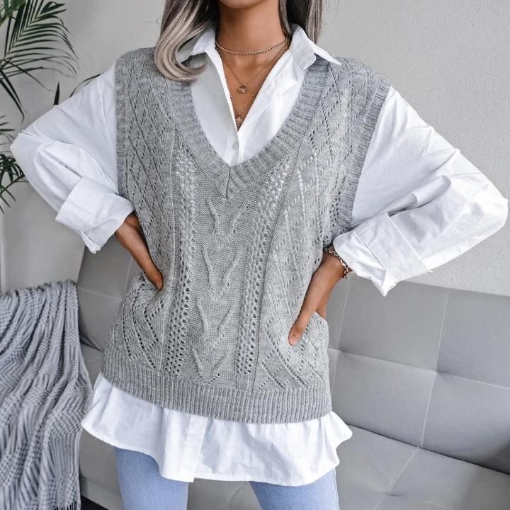 Grijze gebreide spencer over witte blouse, casual damesmode, herfstoutfit, stijlvolle kleding, comfortabele trui, trendy laagjeslook.