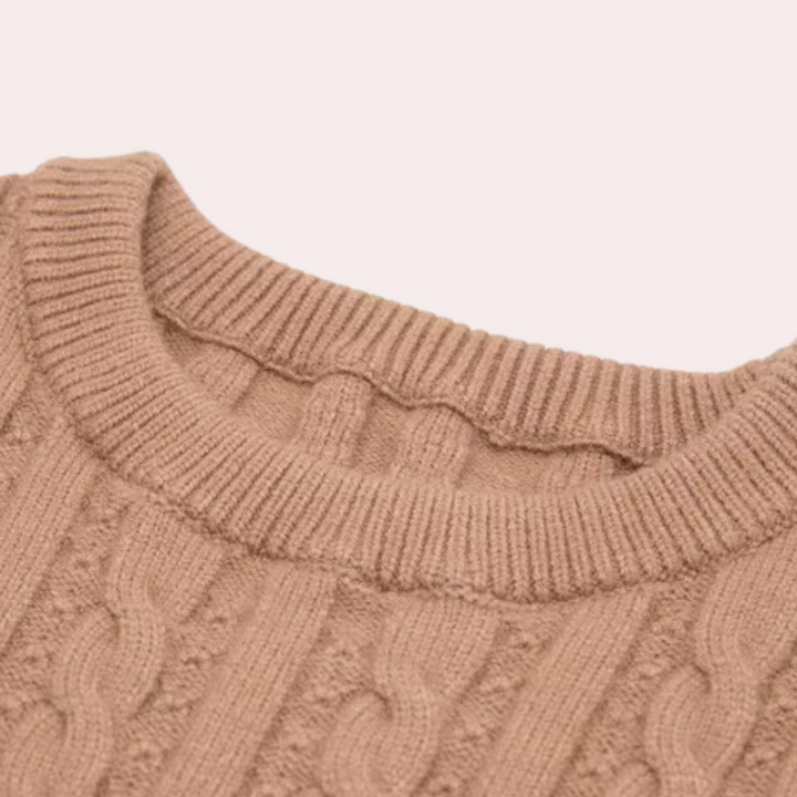 Beige kabeltrui met ronde hals, gebreid patroon, zachte stof. Perfect voor herfstmode, dameskleding, warme truien. Comfortabel en stijlvol design.