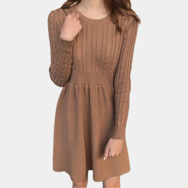 Vrouw in bruine gebreide jurk met lange mouwen en ronde hals, casual herfstmode, elegante dameskleding, comfortabele pasvorm.