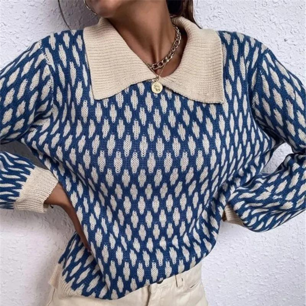Vrouw draagt blauwe en beige gebreide trui met patroon en kraag, stijlvolle herfstmode, trendy dameskleding, casual chic outfit.