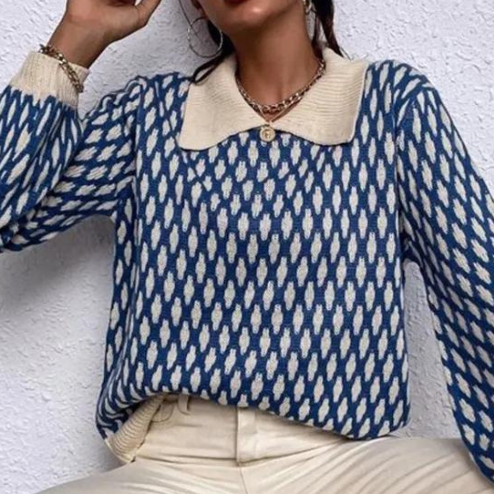 Damestrui met blauw-wit geometrisch patroon en kraag, gedragen door model. Trendy herfstmode, casual stijl, comfortabele gebreide stof.