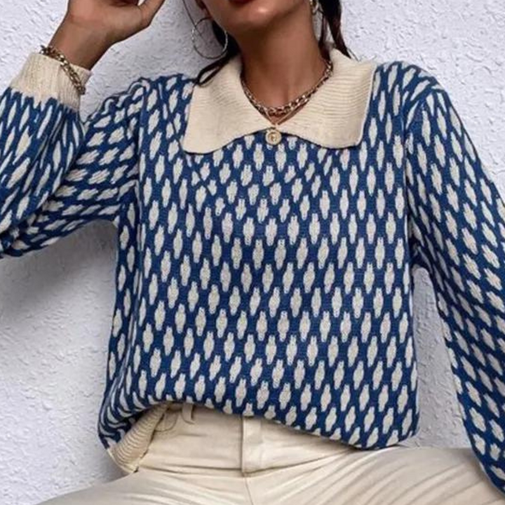 Damestrui met blauw-wit geometrisch patroon en kraag, gedragen door model. Trendy herfstmode, casual stijl, comfortabele gebreide stof.