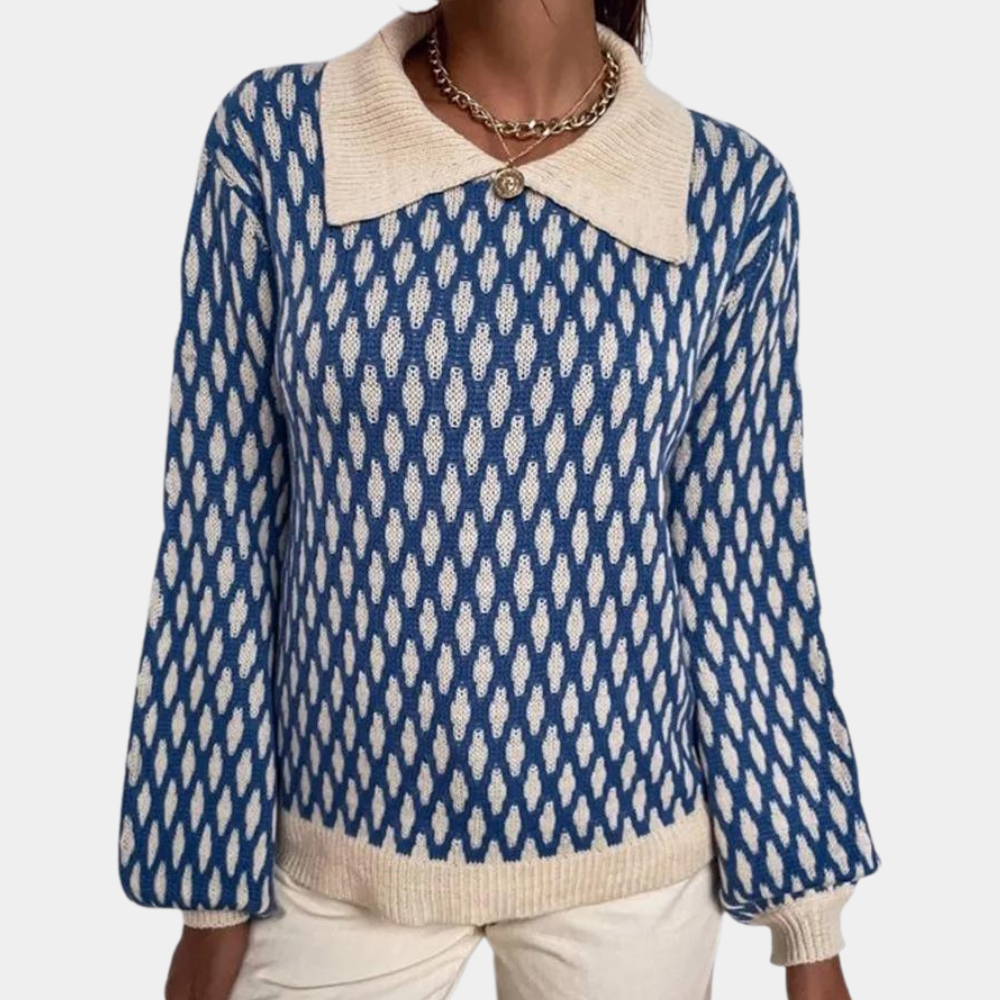 Blauwe gebreide trui met witte stippen en brede kraag, gedragen door model. Modieuze dameskleding, herfst-winter collectie, casual stijl.