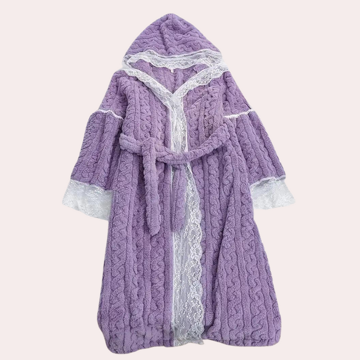 Paarse gebreide badjas met capuchon en witte kanten details, damesmode, comfortabele loungewear, warme ochtendjas, trendy kleding.