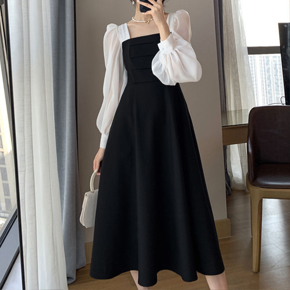 Elegante zwarte midi-jurk met lange, doorschijnende mouwen en vierkante halslijn, perfect voor formele gelegenheden. Vrouwelijke mode, stijlvolle outfit.