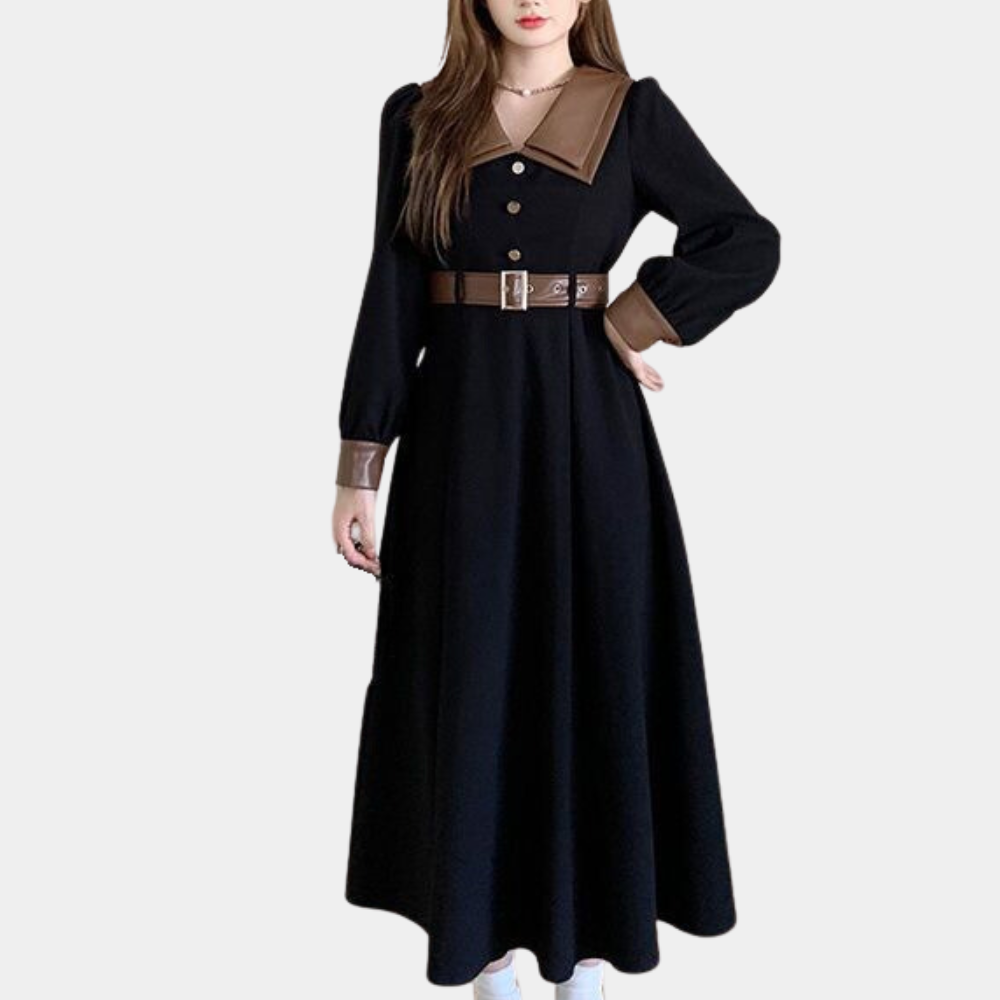 Zwarte lange jurk met bruine kraag en manchetten, knopen en riem. Elegante damesmode, herfst/winter outfit, stijlvolle avondjurk.