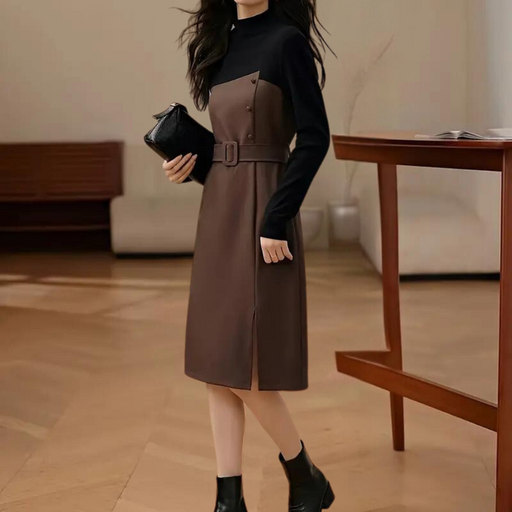 Vrouw in stijlvolle bruine jurk met zwarte coltrui en enkellaarsjes, houdt zwarte clutch vast. Moderne mode, herfstkleding, elegant design.