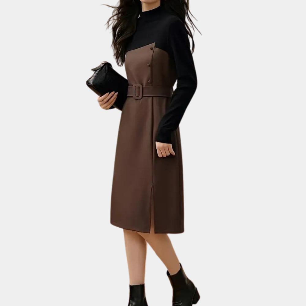 Vrouw in elegante bruine jurk met zwarte coltrui en enkellaarsjes, houdt zwarte clutch vast. Modieuze dameskleding, herfststijl, chique outfit.