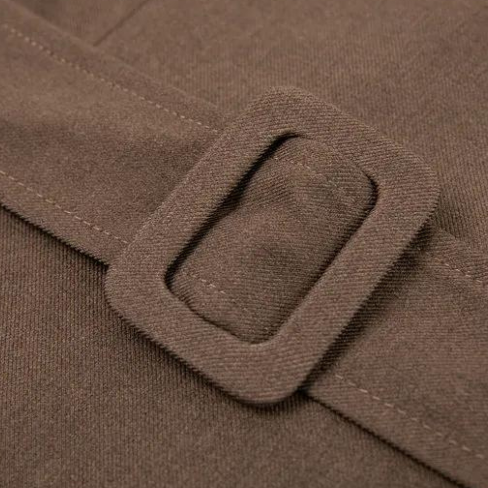 Bruine stoffen riem met rechthoekige gesp, close-up. Modieuze accessoire, duurzaam materiaal, geschikt voor casual en formele outfits.