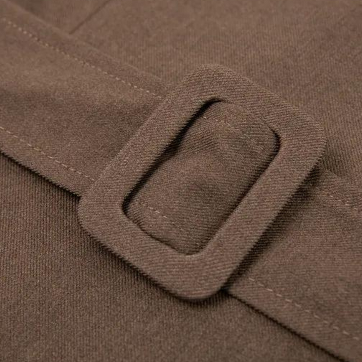 Bruine stoffen riem met rechthoekige gesp, close-up. Modieuze accessoire, duurzaam materiaal, geschikt voor casual en formele outfits.