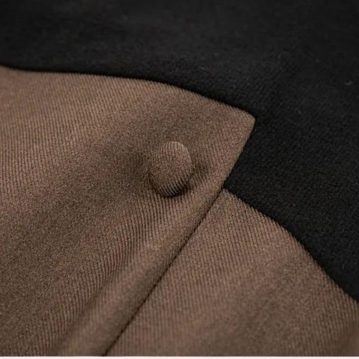 Bruine wollen jas met knoopdetail, close-up. Hoogwaardige stof, stijlvolle herenkleding, modieuze winterjas, elegant design, warme kleding.