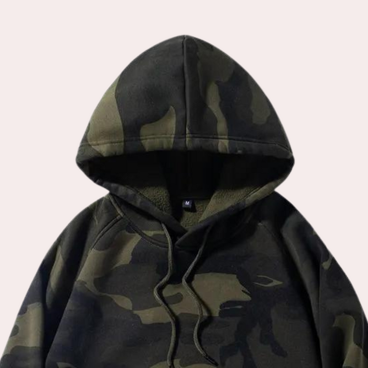 Donkergroene camouflage hoodie met capuchon, uniseks design, comfortabele pasvorm, ideaal voor casual streetwear en outdoor activiteiten.