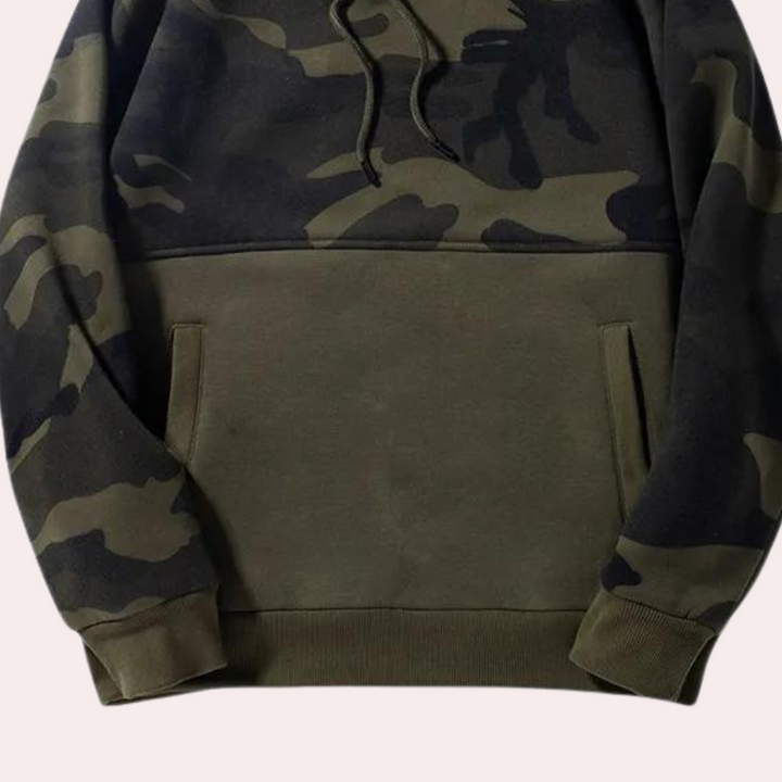 Groene camouflage hoodie met buidelzak, lange mouwen en capuchon. Stijlvolle streetwear voor heren, ideaal voor casual en outdoor activiteiten.