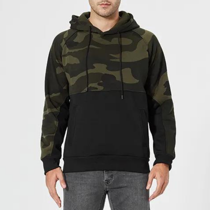 Camouflage hoodie voor heren, zwart en groen, met capuchon en trekkoorden. Comfortabele pasvorm, ideaal voor casual en streetwear stijlen.