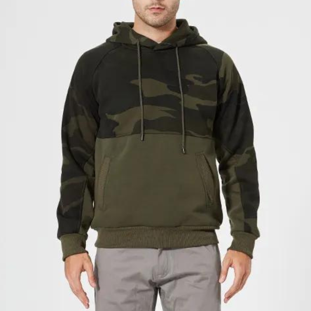 Groene camouflage hoodie voor heren, met capuchon en buidelzakken. Stijlvolle streetwear, ideaal voor casual outfits en outdoor activiteiten.