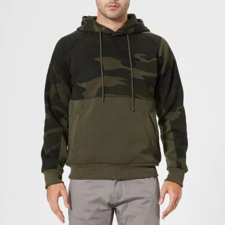 Groene camouflage hoodie voor heren, met capuchon en buidelzakken. Stijlvolle streetwear, ideaal voor casual outfits en outdoor activiteiten.