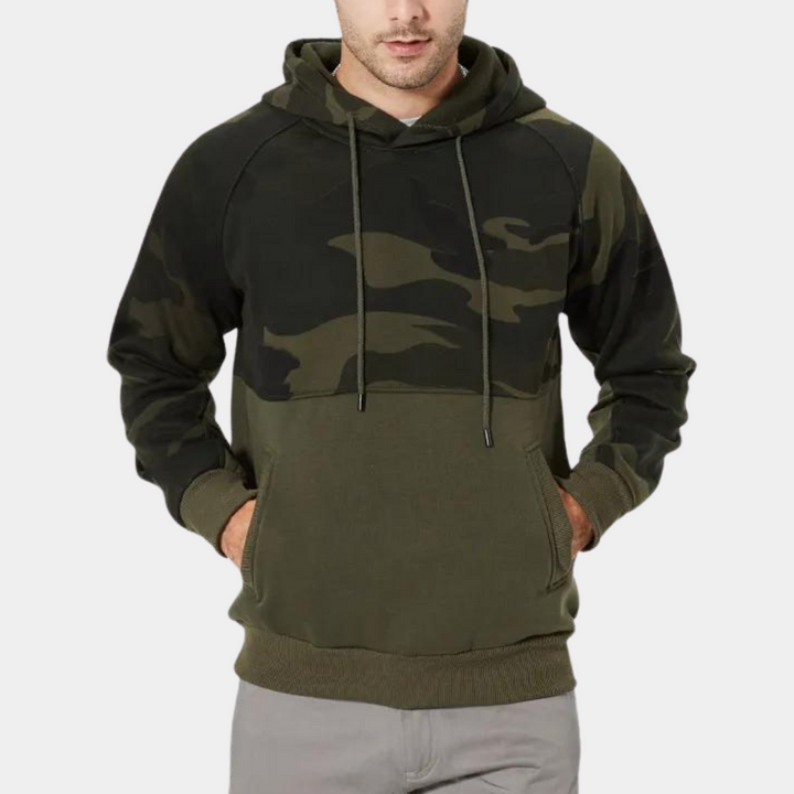Groene camouflage hoodie voor heren, met capuchon en buidelzak, ideaal voor casual streetwear. Comfortabele pasvorm, trendy en veelzijdig.