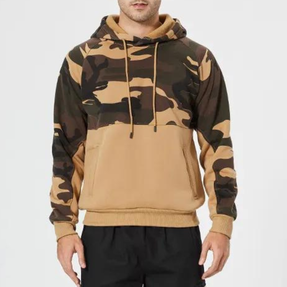 Camouflage hoodie voor heren in khaki en bruin, met capuchon en buidelzak. Ideaal voor casual streetwear en outdoor activiteiten.