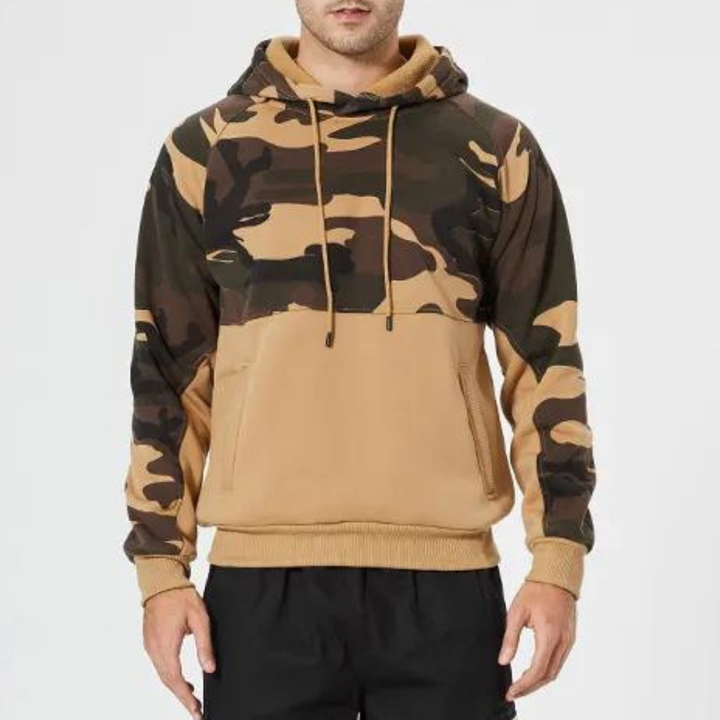 Camouflage hoodie voor heren in khaki en bruin, met capuchon en buidelzak. Ideaal voor casual streetwear en outdoor activiteiten.