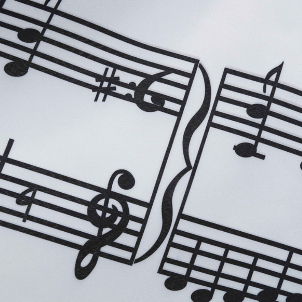 Muzieknoten op bladmuziek, close-up van zwarte noten en symbolen op witte achtergrond, ideaal voor muziekeducatie en partituren.