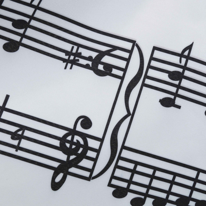Muzieknoten op bladmuziek, close-up van zwarte noten en symbolen op witte achtergrond, ideaal voor muziekeducatie en partituren.